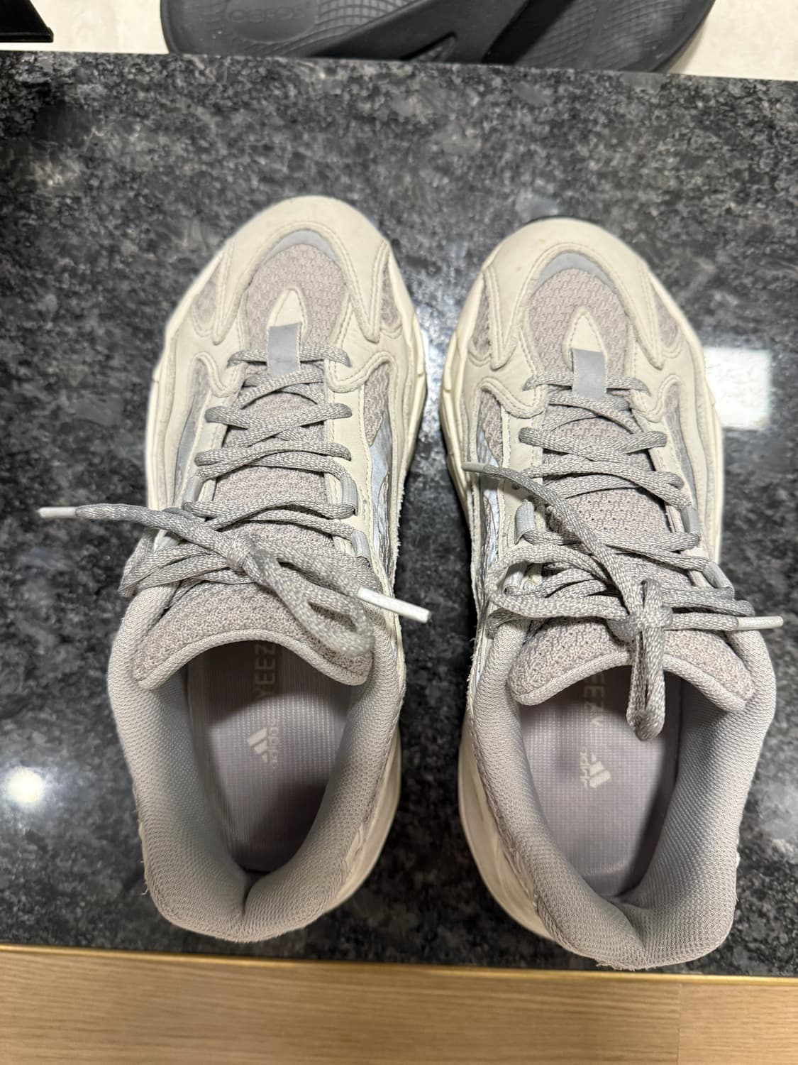 아디다스 이지부스트 700 스태틱 260 상품이미지1