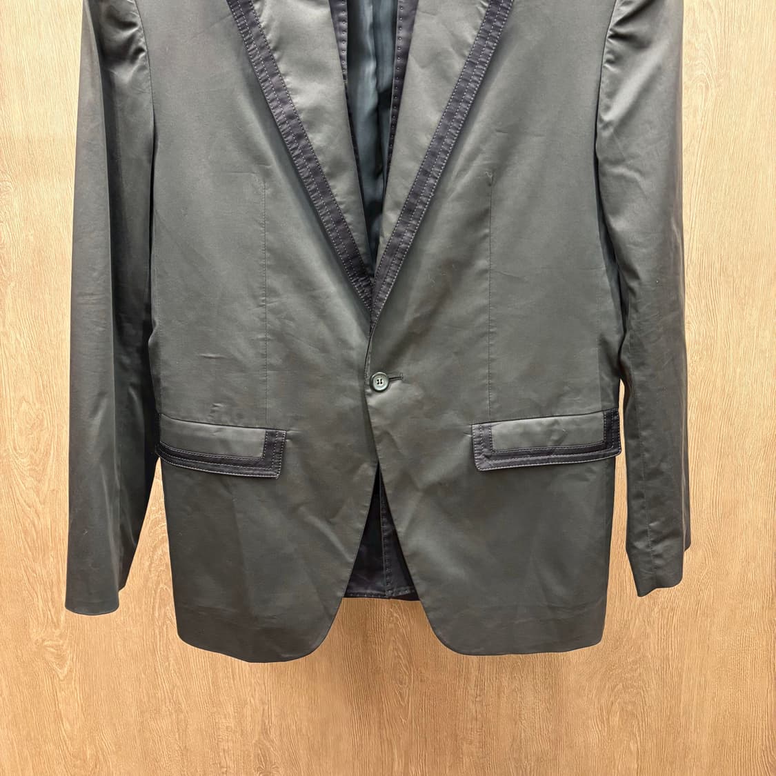 솔리드옴므 테일러드 블레이저 배색 라펠 싱글 버튼 디테일 레귤러핏 브라운 상품이미지5