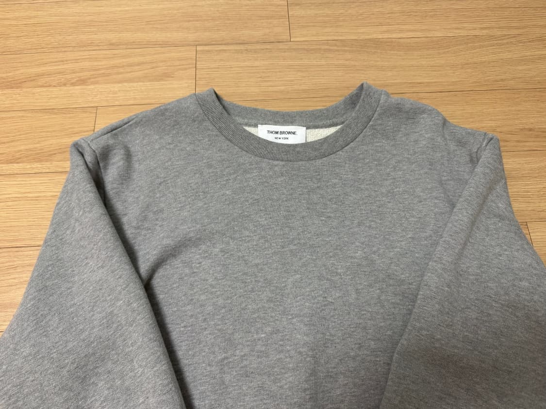 톰브라운 백삼선 맨투맨  상품이미지2