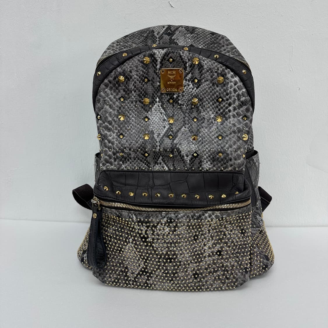 엠씨엠 MCM 아머 백팩 / 뱀피 스터드 백팩 /정품 게런티카드 보유 상품이미지2