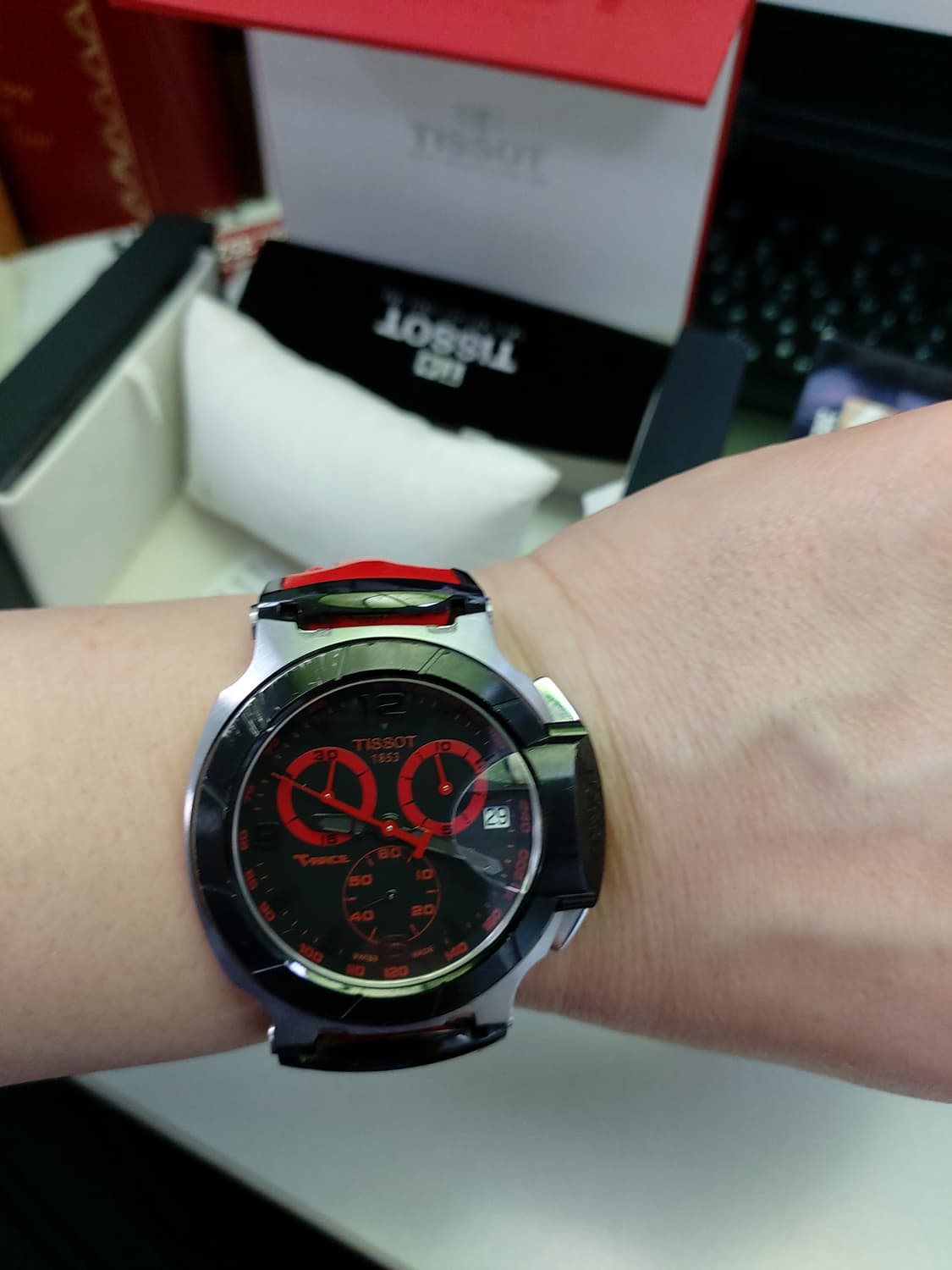 블랙/레드 조합이 매력적인 티쏘 남성 시계  상품이미지5