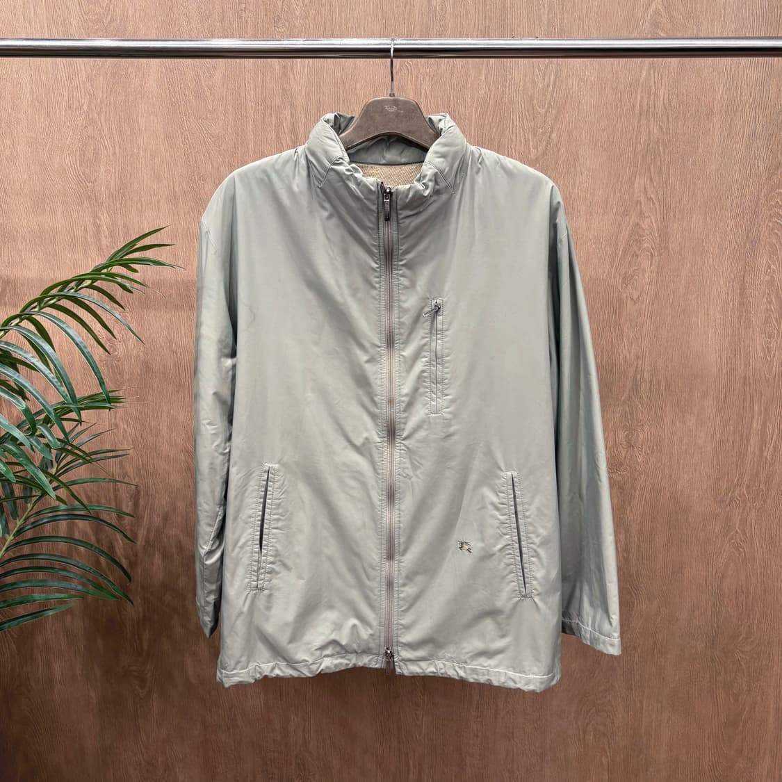 버버리 하이넥 해링턴 윈드 브레이커 자켓 로고 자수 디테일 카키 베이지 상품이미지1