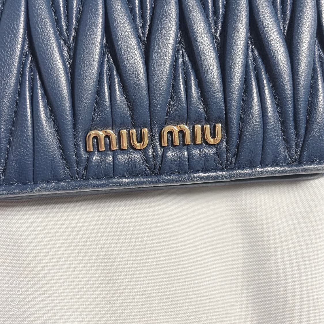 미우미우 마테라쎄 반지갑 네이비 상품이미지9