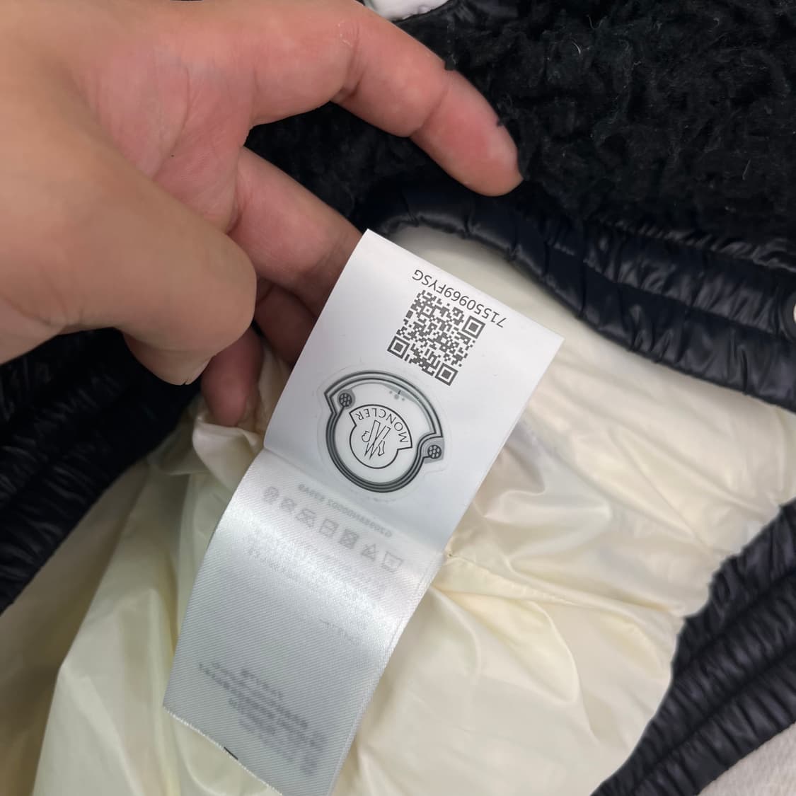 W100 몽클레어 25FW 패딩 베스트  상품이미지9