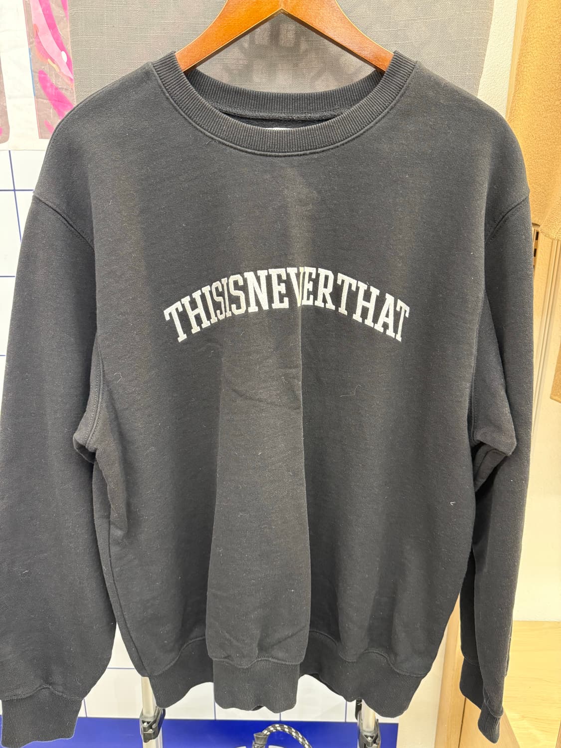 디스이즈네버댓 자수로고 블랙 맨투맨 상품이미지1