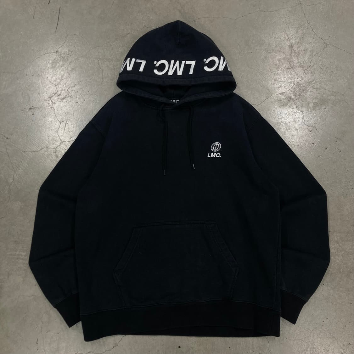 LMC 블랙 컬러 스펠아웃 후드티 상품이미지1