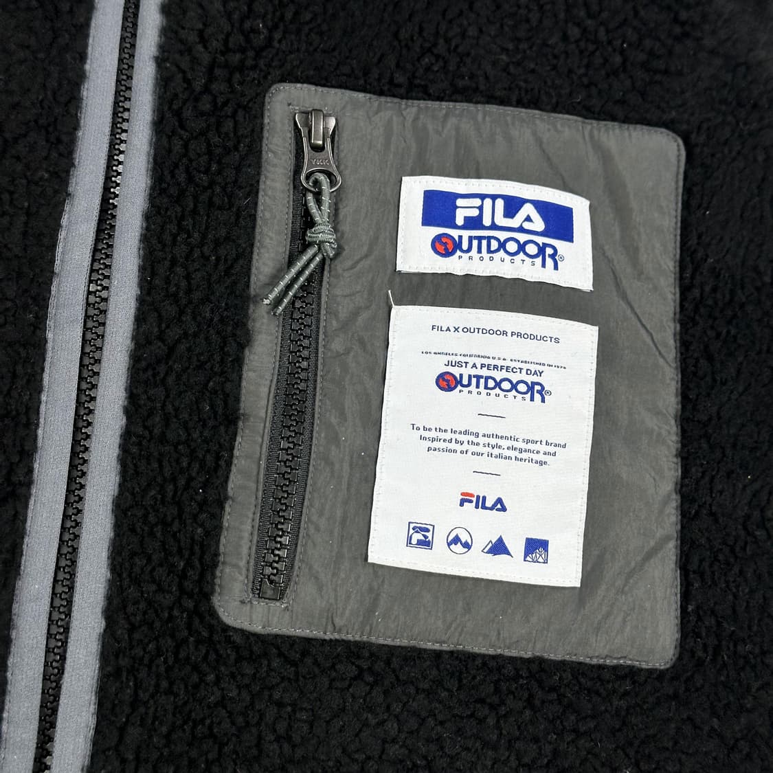 아웃도어 x 휠라 블랙 쉐르파 후리스 조끼 (XL) 상품이미지3