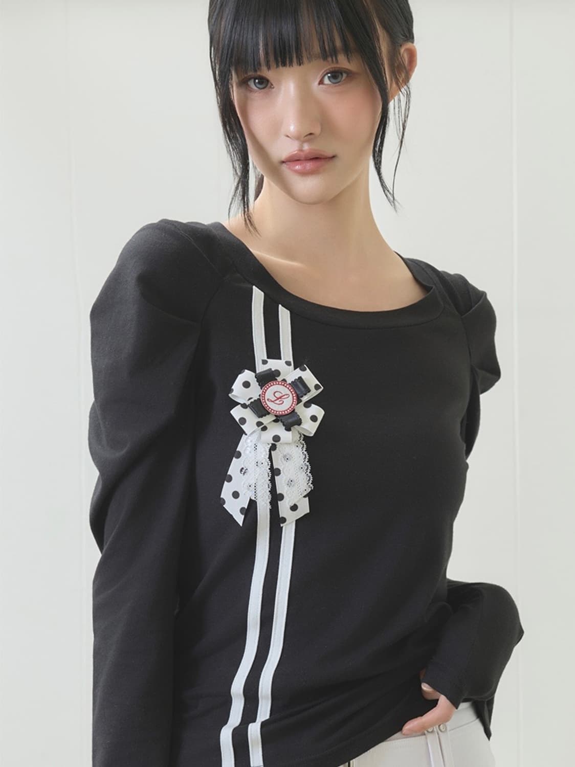 러브이즈트루 로제트 셔링티 블랙 ROSETTE SHIRRING TEE 상품이미지2