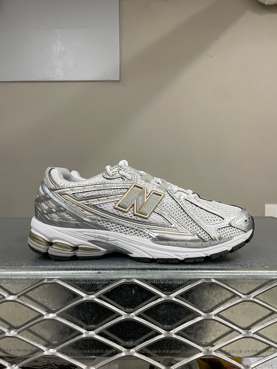 뉴발란스 1906R 화이트 메탈릭 실버 245 상품이미지4