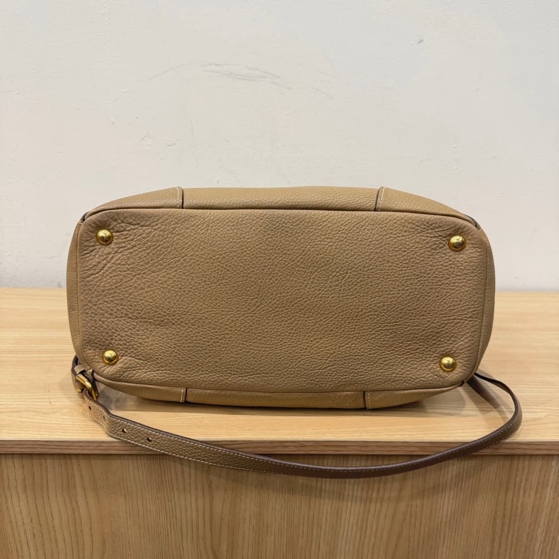 프라다 토트백 사피아노 레더 골드 삼각 로고 디테일 베이지 핑크 상품이미지4