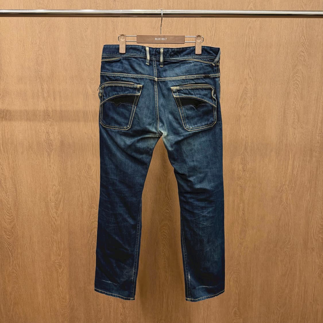 디젤 워싱 데님 팬츠 백 지퍼 포켓 블랙 로고 워치 포켓 디테일 진청 상품이미지3