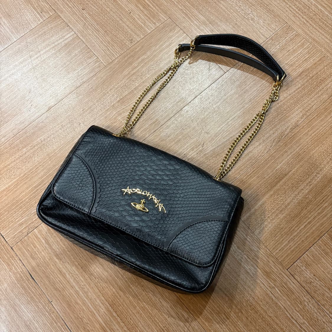 비비안웨스트우드 앵글로마니아 블랙 프릴리 스네이크 백 상품이미지1