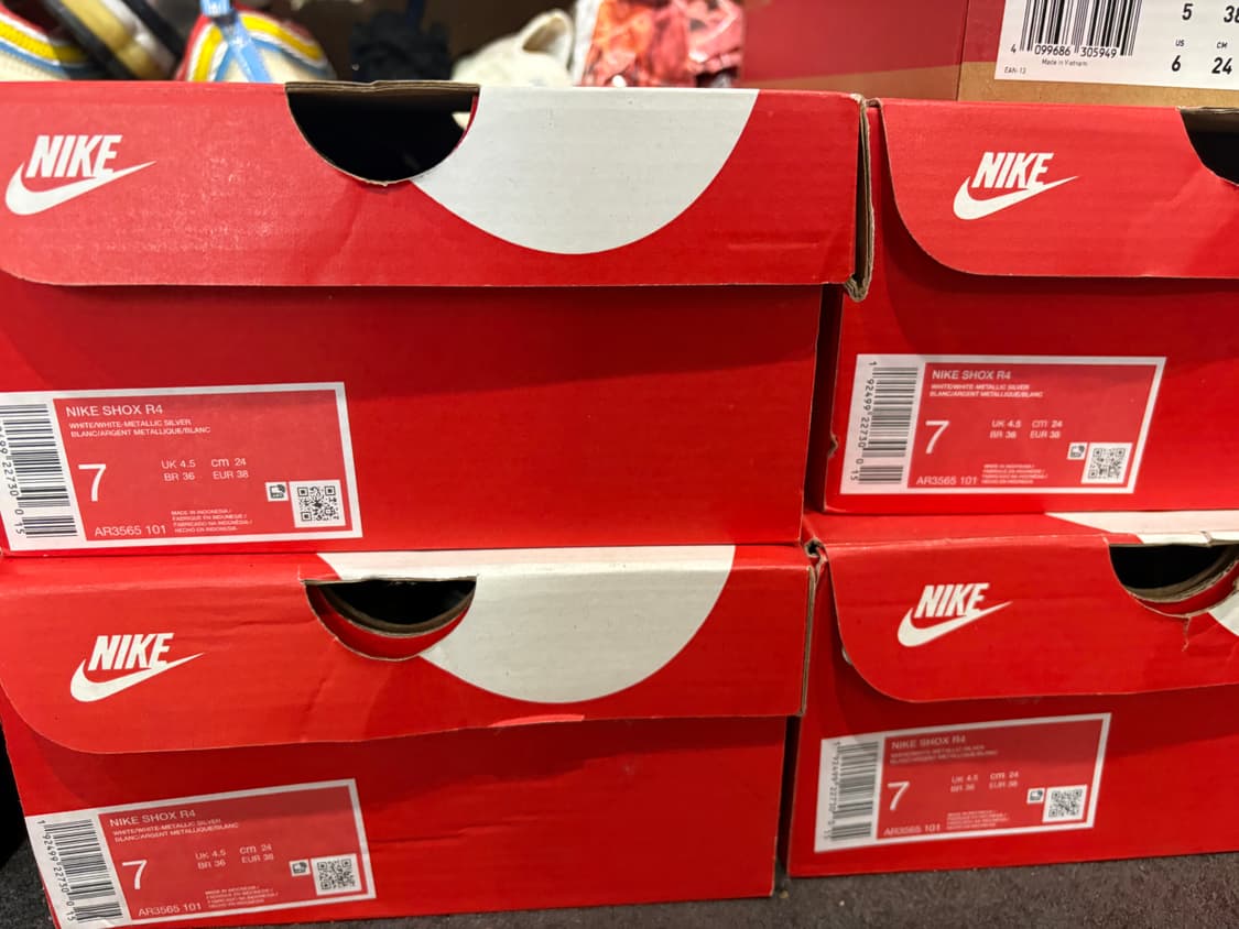 (W) 나이키 샥스 R4 화이트 메탈릭 실버 상품이미지3