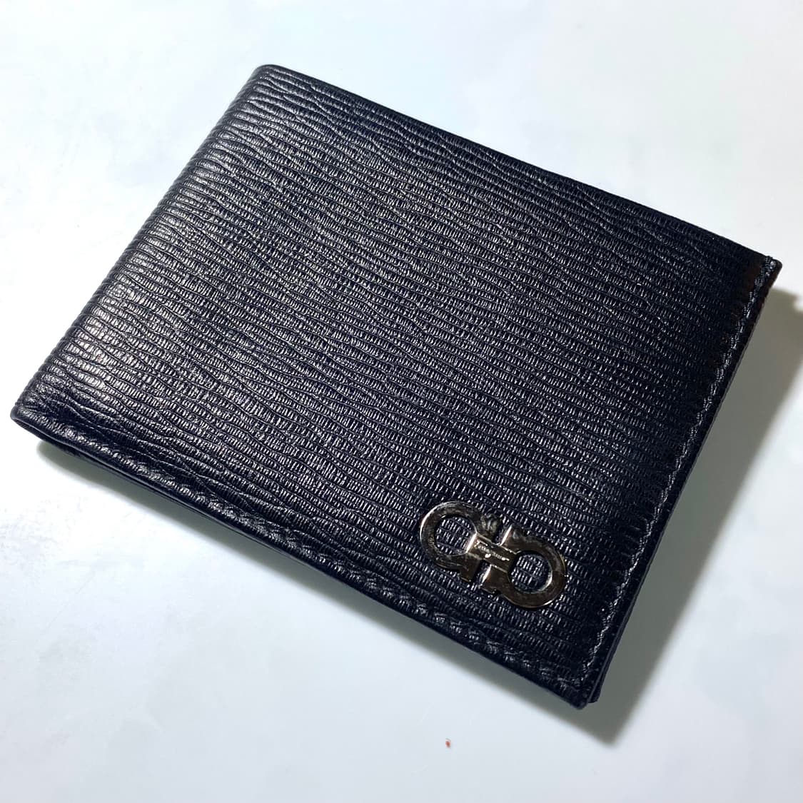 [정품] 페라가모 더블 간치니 헤머드 카프스킨 반지갑 상품이미지1