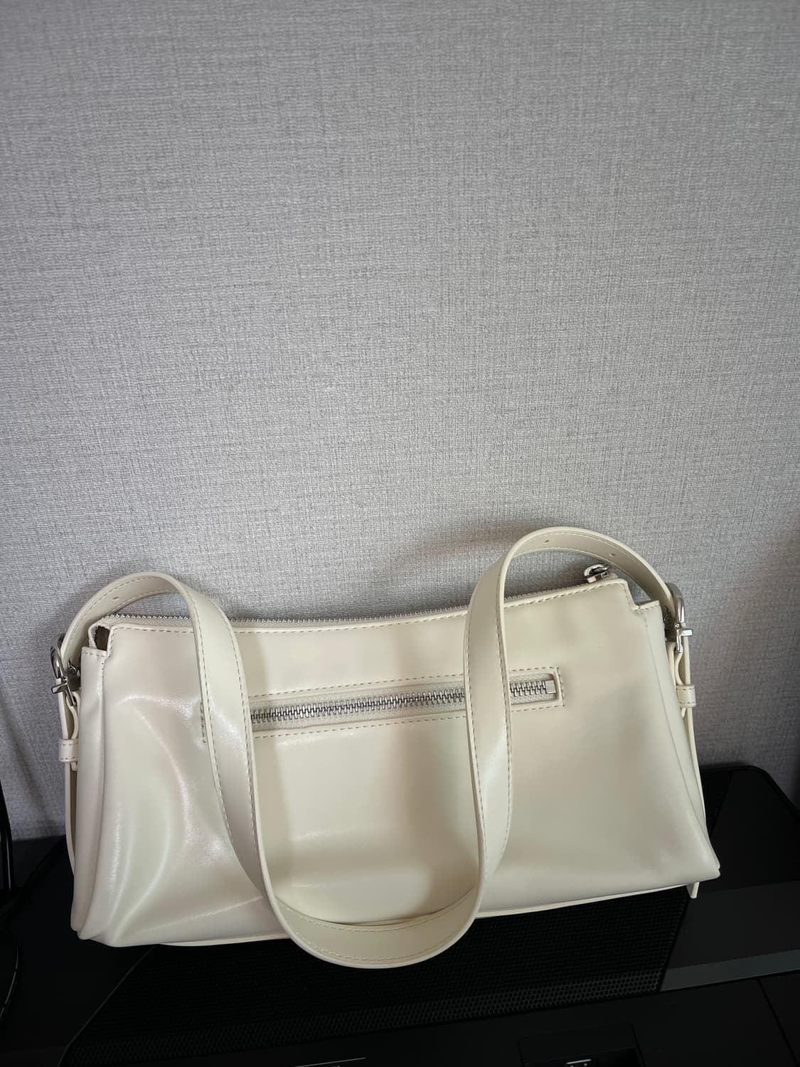 [찰스앤키스] 한소희 레이첼 이롱게이티드 포켓 체인백 크림색 상품이미지2