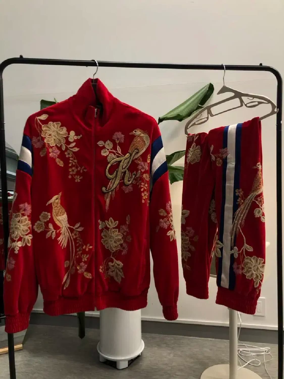 구찌 디아이 디자이너 콜라보 자수 트레이닝 셋업 백화점판 한글택
 상품이미지1