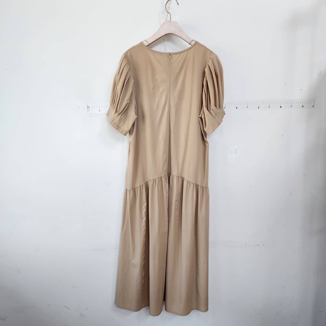  nbyncoco 베이지 반팔 셔링 원피스 상품이미지4