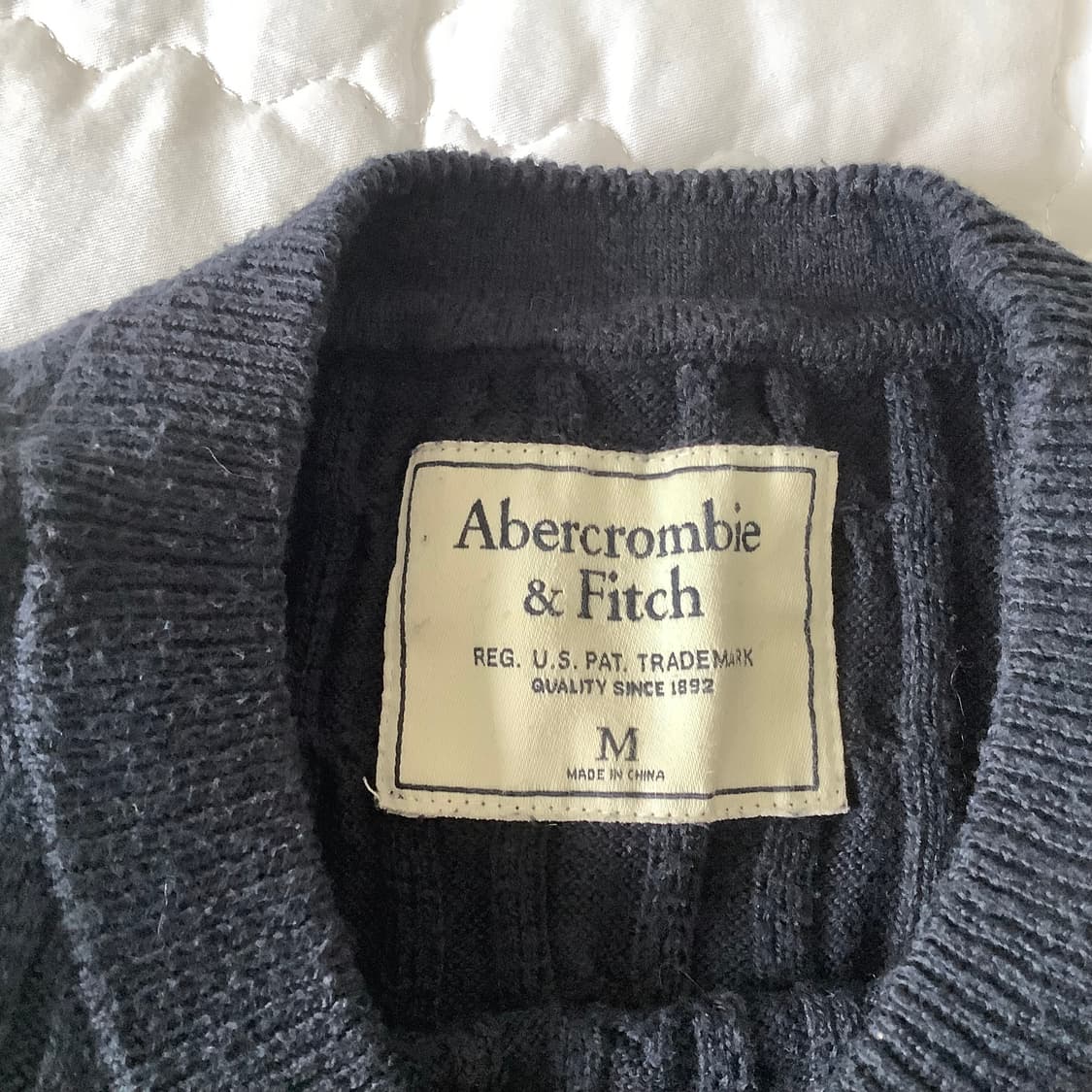 아베크롬비 네이비 슬림핏 무스 로고 니트 스웨터 상품이미지3