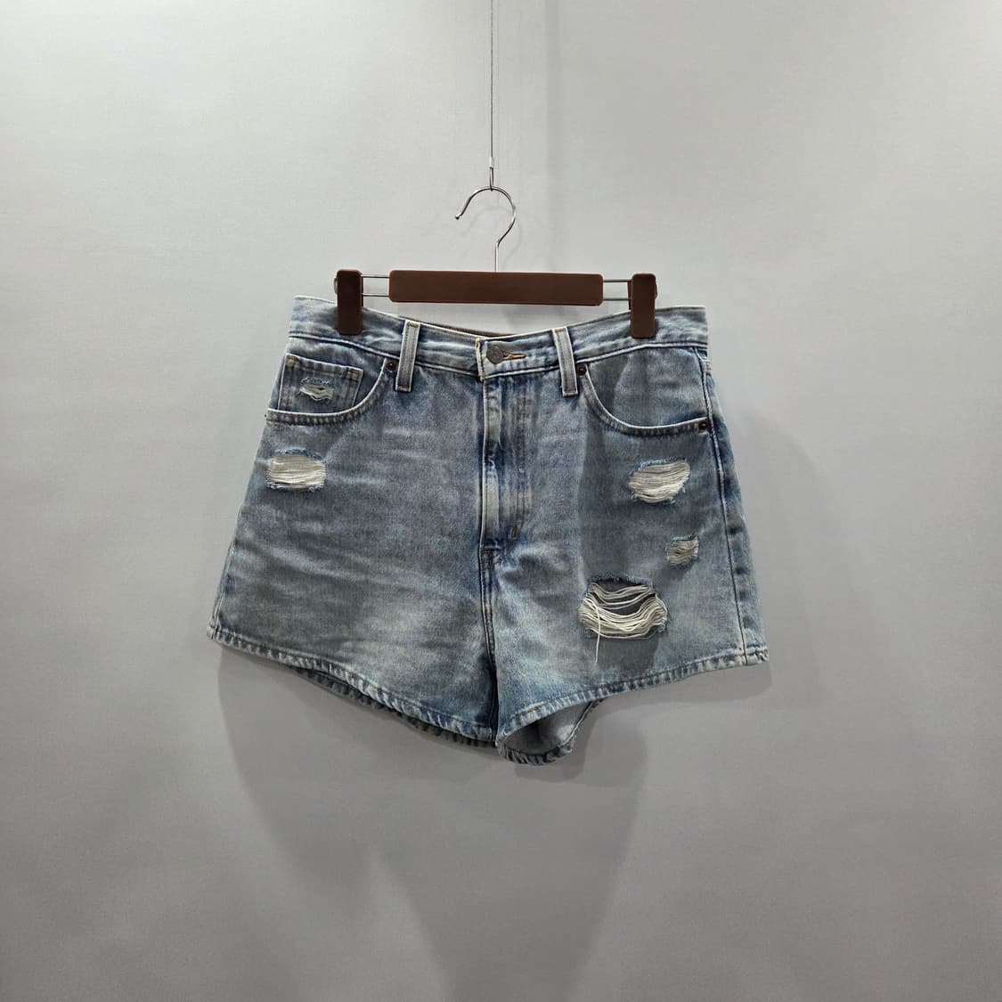 리바이스 우먼 하이웨스트 핫팬츠 29  상품이미지1