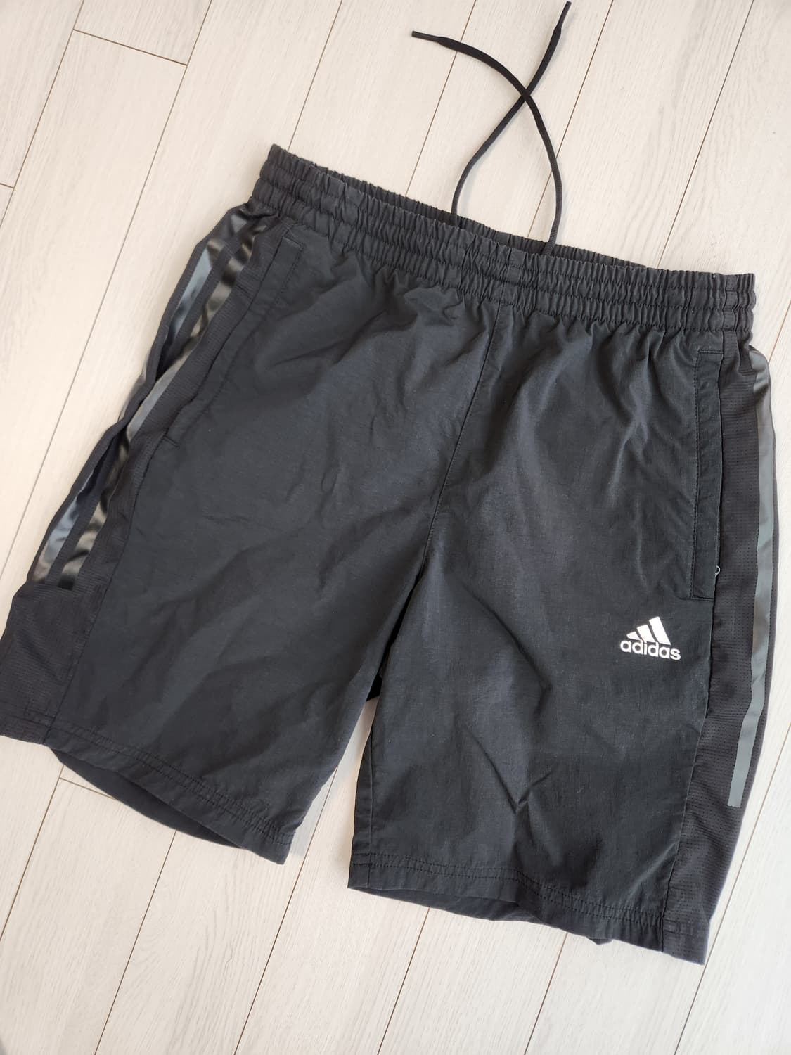 아디다스 반바지 3선 우븐 쇼츠 FI8761사이즈L

스포츠웨어/하의/바 상품이미지2