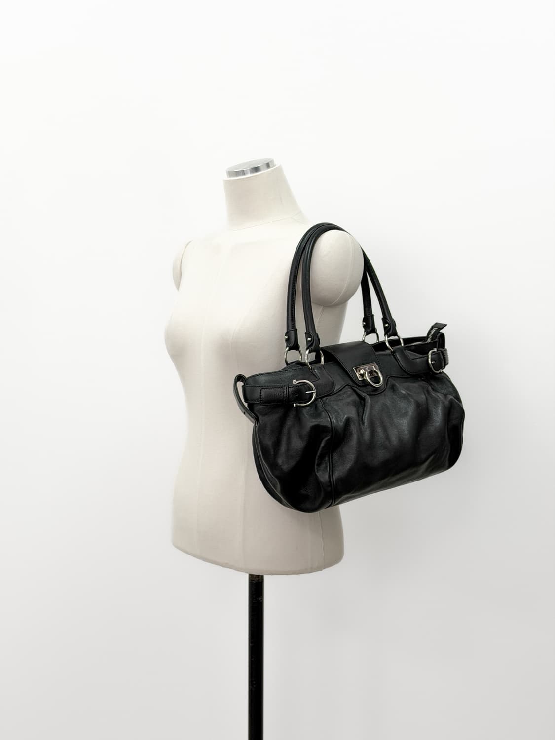 페라가모 간치니 락 소프트 카프스킨 숄더백 상품이미지2