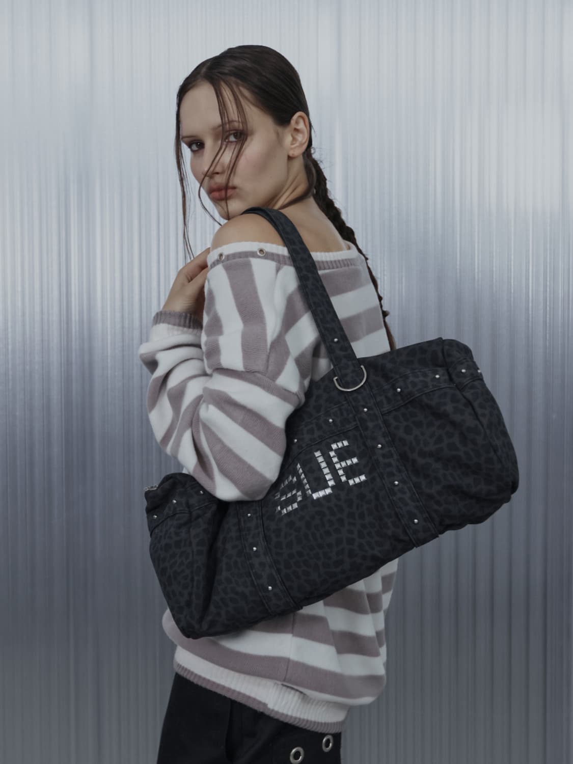 LEO STUDDED DUFFEL BAG / CHARCOAL 더플백 상품이미지4