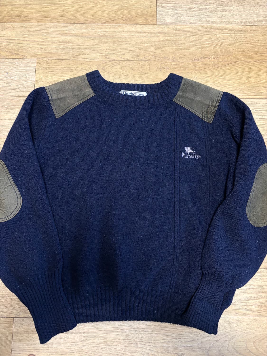 버버리 두툼 올드스쿨 패치 크롭니트 95 상품이미지1