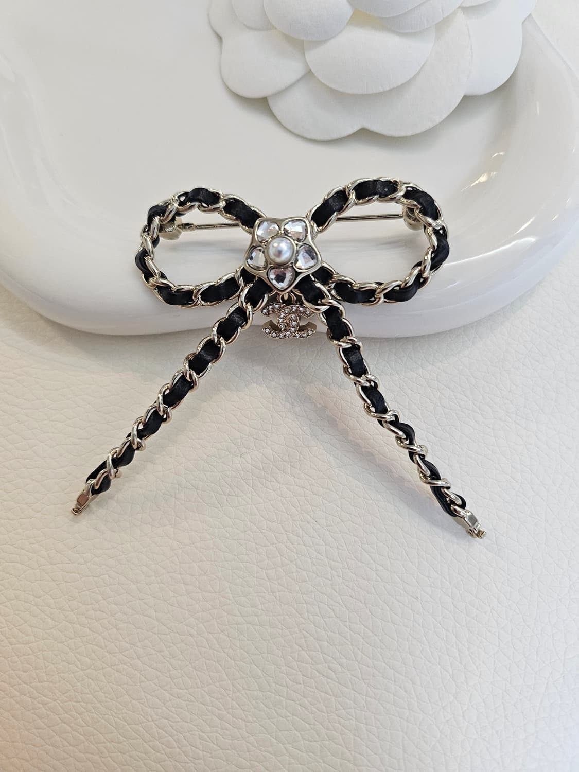 샤넬 CC 블랙 가죽 리본 브로치 업사이클링 상품이미지5