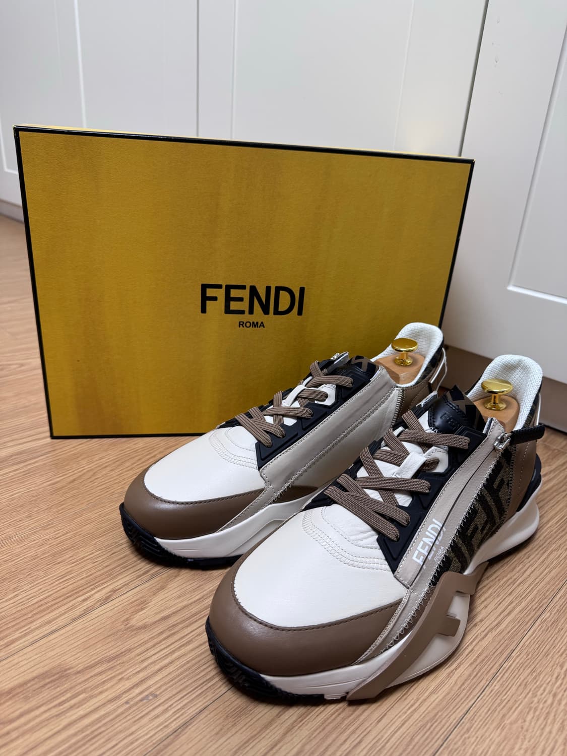 [새상품] 펜디 플로우 스니커즈 가죽 브라운 UK8.5 상품이미지1