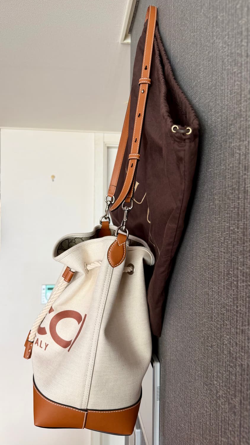 구찌 GUCCI 로고 프린트 GG 수프림 캔버스 가죽 트리밍 버킷백 상품이미지2