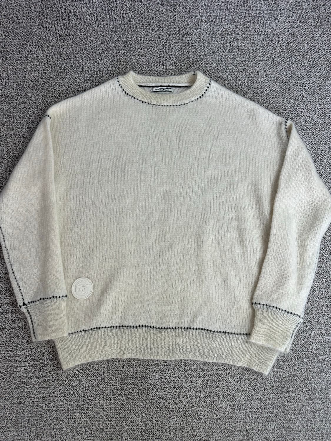 오니츠카타이거 니트 상품이미지1