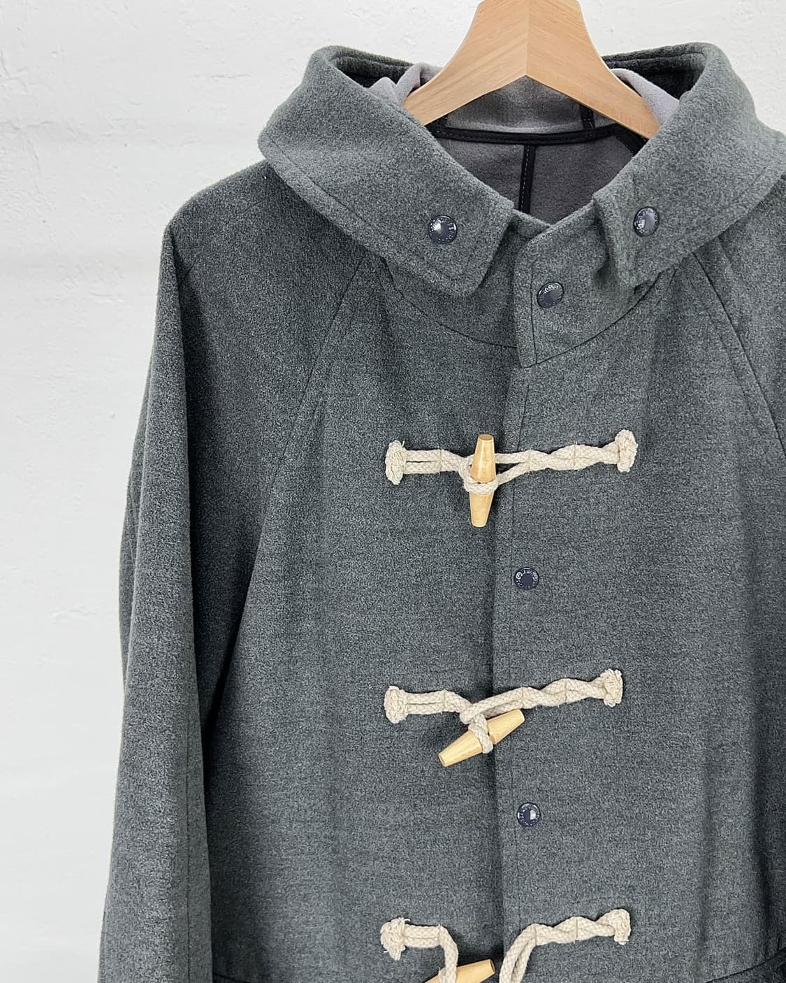 빔즈 차콜 그레이 멜튼 토글 플랩 포켓 후디 롱 코트 상품이미지2