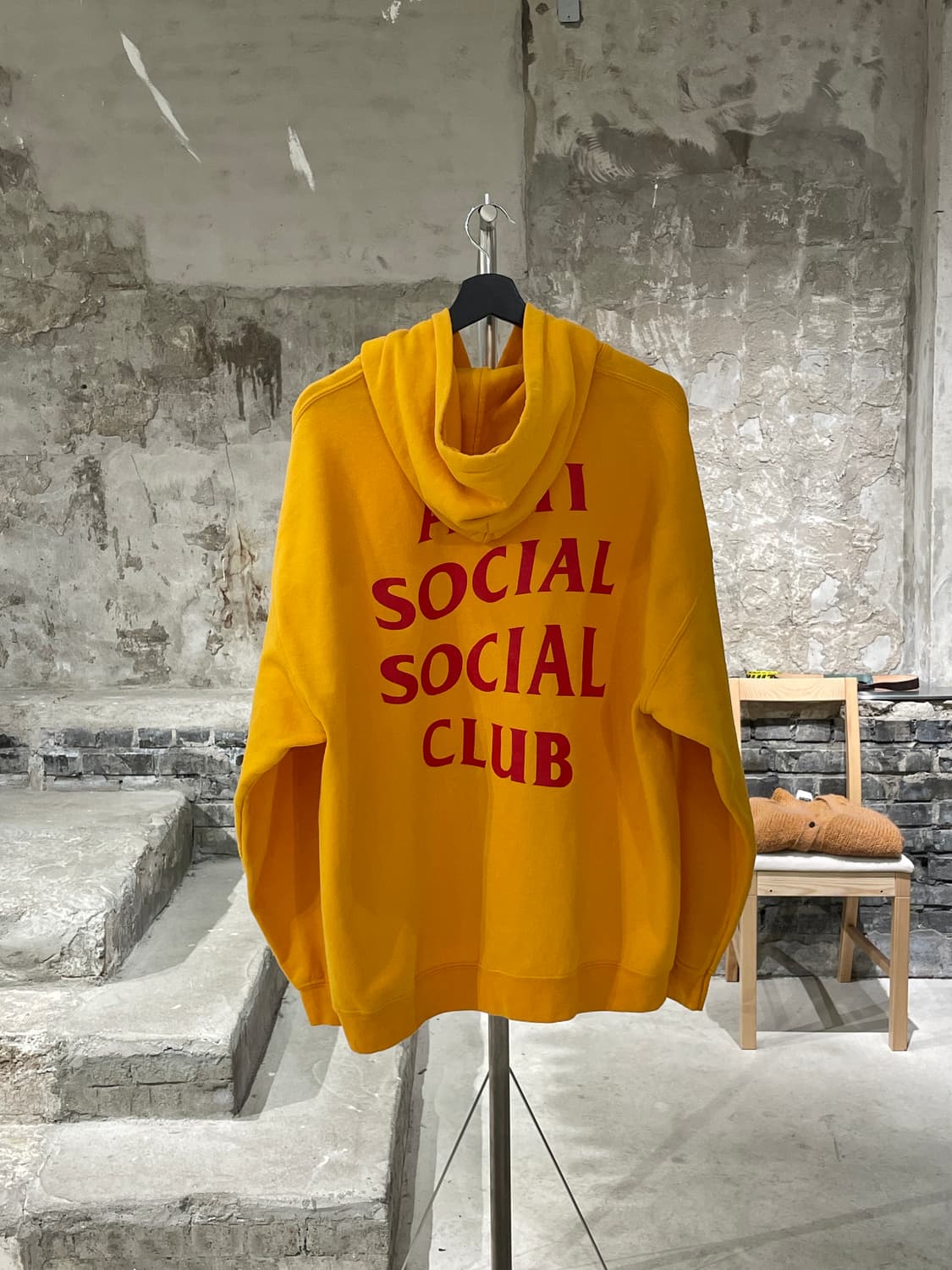 안티 소셜 소셜 클럽 x dhl 옐로우 스펠링 후디 상품이미지1
