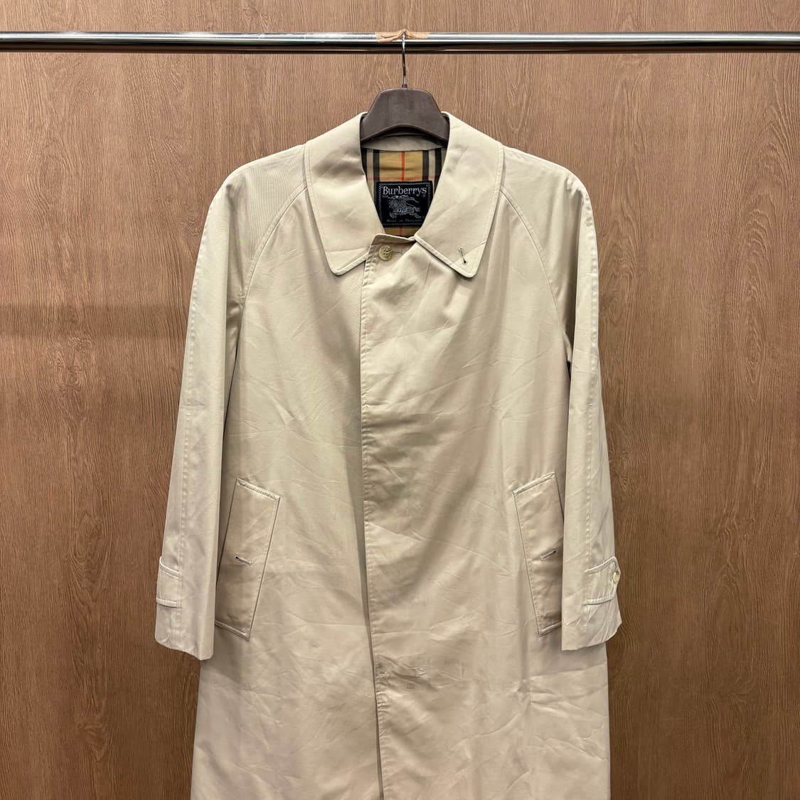 버버리 싱글 브레스티드 코트 노바 체크 안감 소매 스트랩 디테일 베이지 상품이미지4