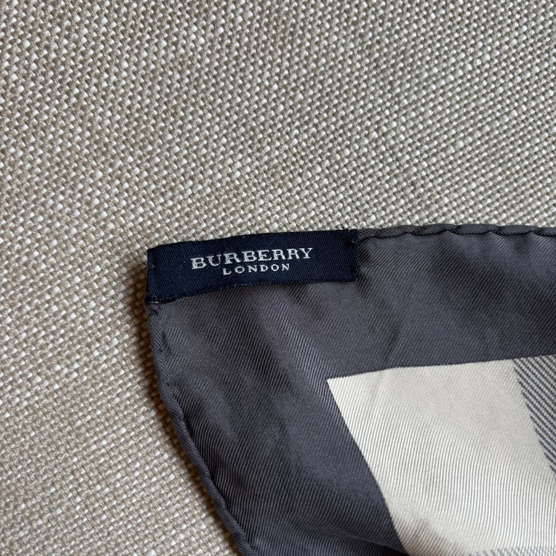 버버리 시그니처 체크 스카프 실크 대형 스카프 상품이미지6