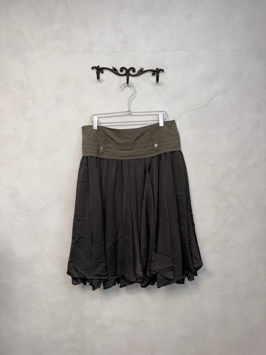 Ash brown wrinkle belted satin unbal sk 상품이미지3