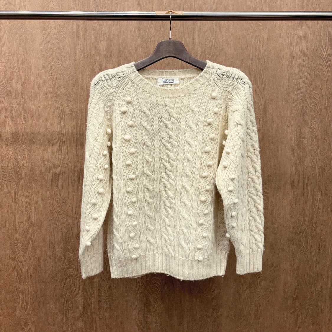 마리오 로시 라운드넥 케이블 긴팔 니트 입체 짜임 보블 디테일 아이보리 상품이미지1