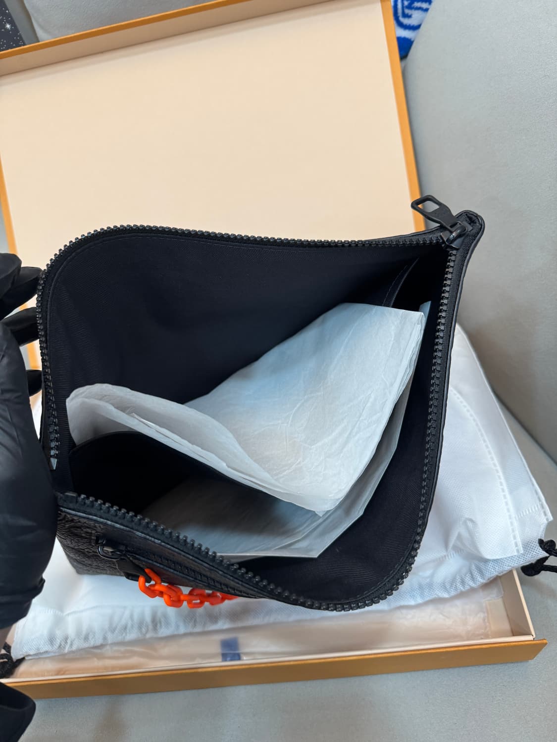 루이비통 버질아블로 쉐도우 체인 클러치  상품이미지2