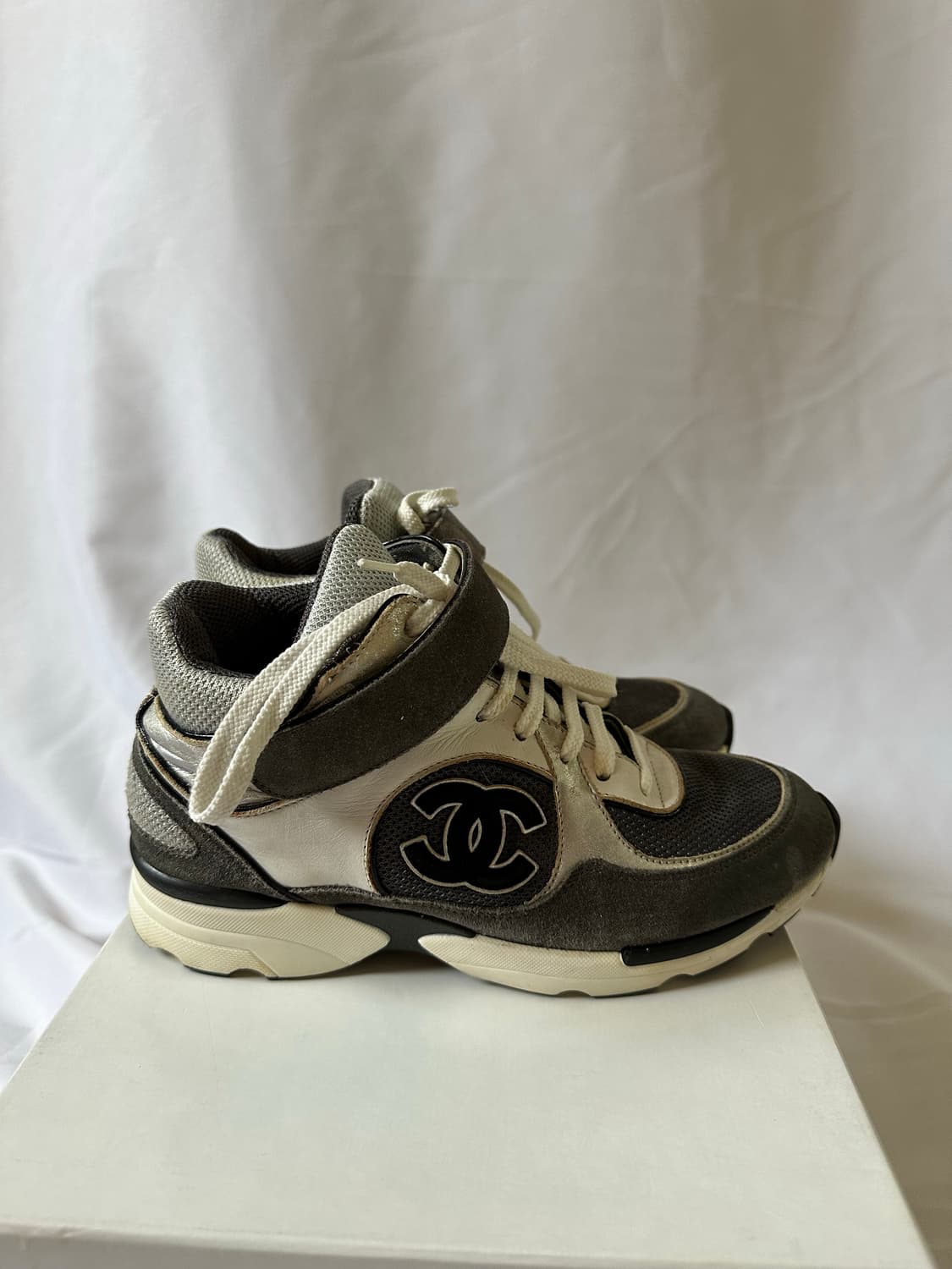 샤넬 CC로고 여성 크루즈 하이탑 스니커즈 그레이 36 상품이미지5