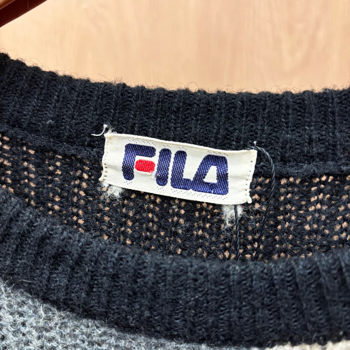 휠라 라운드넥 긴팔 니트 기하학 컬러 블록 패턴 로고 패치 디테일 블랙 상품이미지7