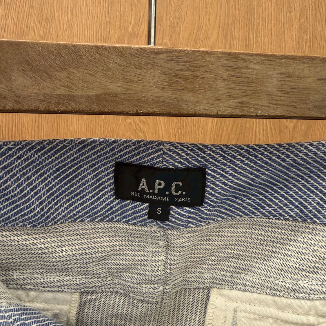 아페쎄 미니 스커트 히코리 스트라이프 패턴 포켓 버튼 디테일 블루 상품이미지6