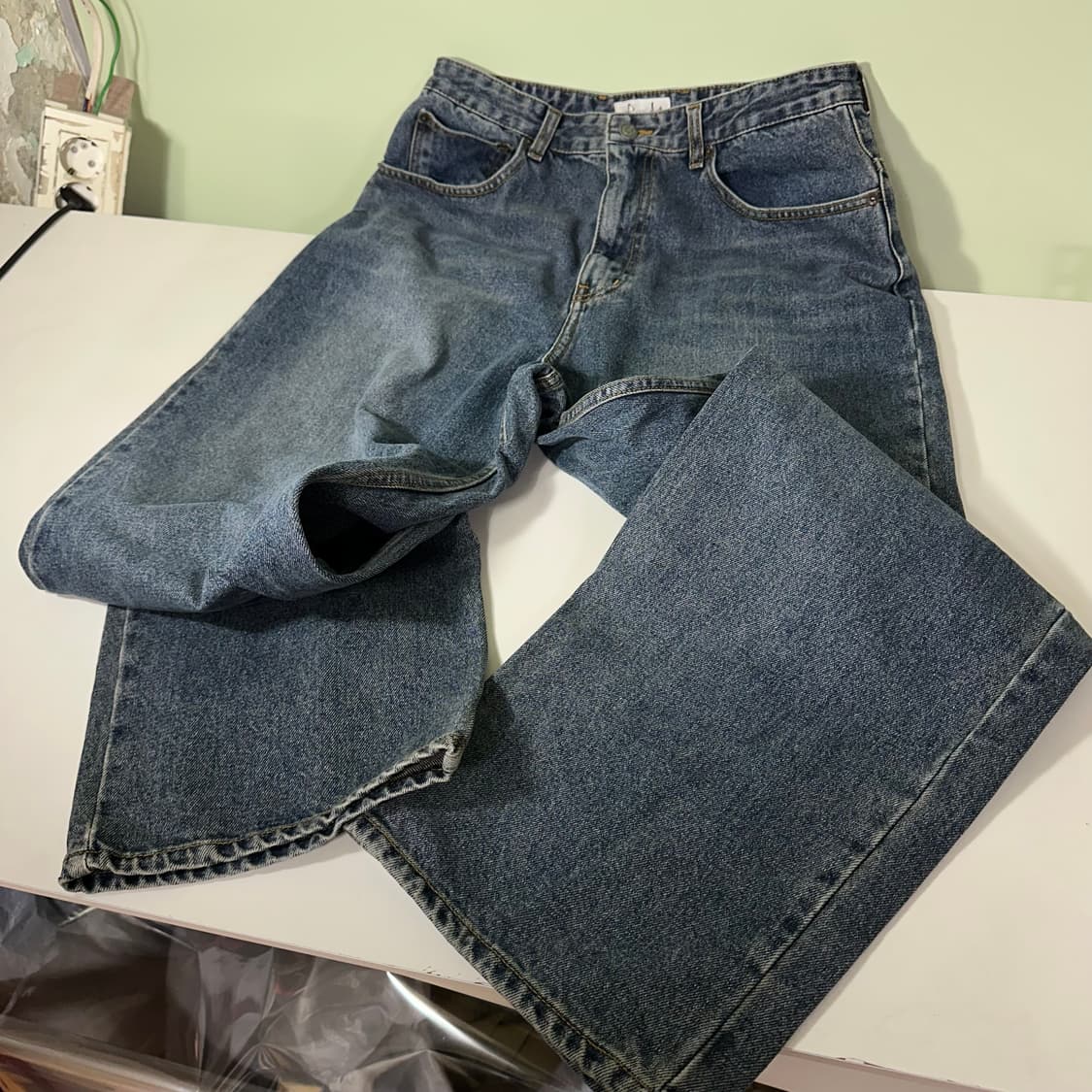 M 피지컬에듀케이션 와이드 스트레이트핏 녹워싱 데님팬츠 상품이미지5