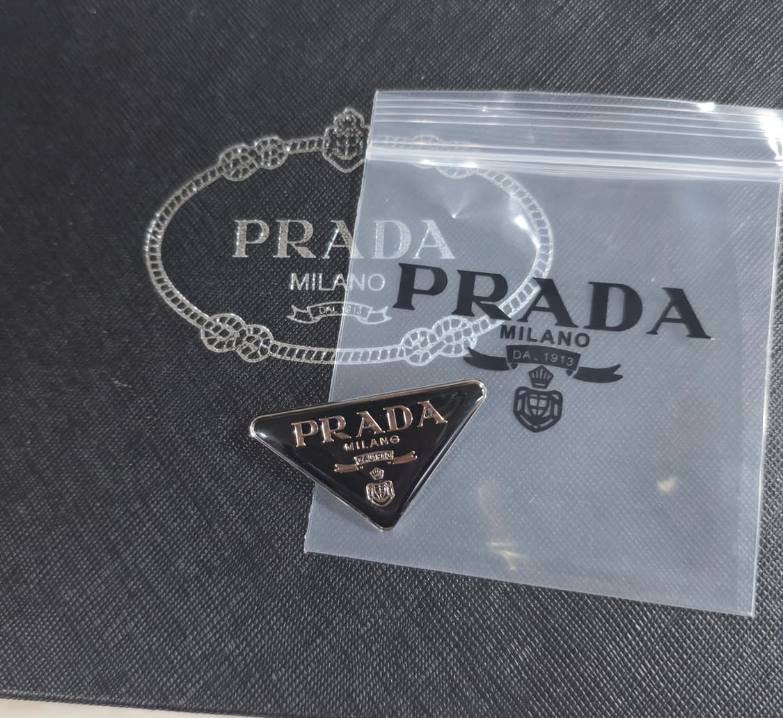 빈티지 프라다 유광 블랙 브로치 상품이미지1