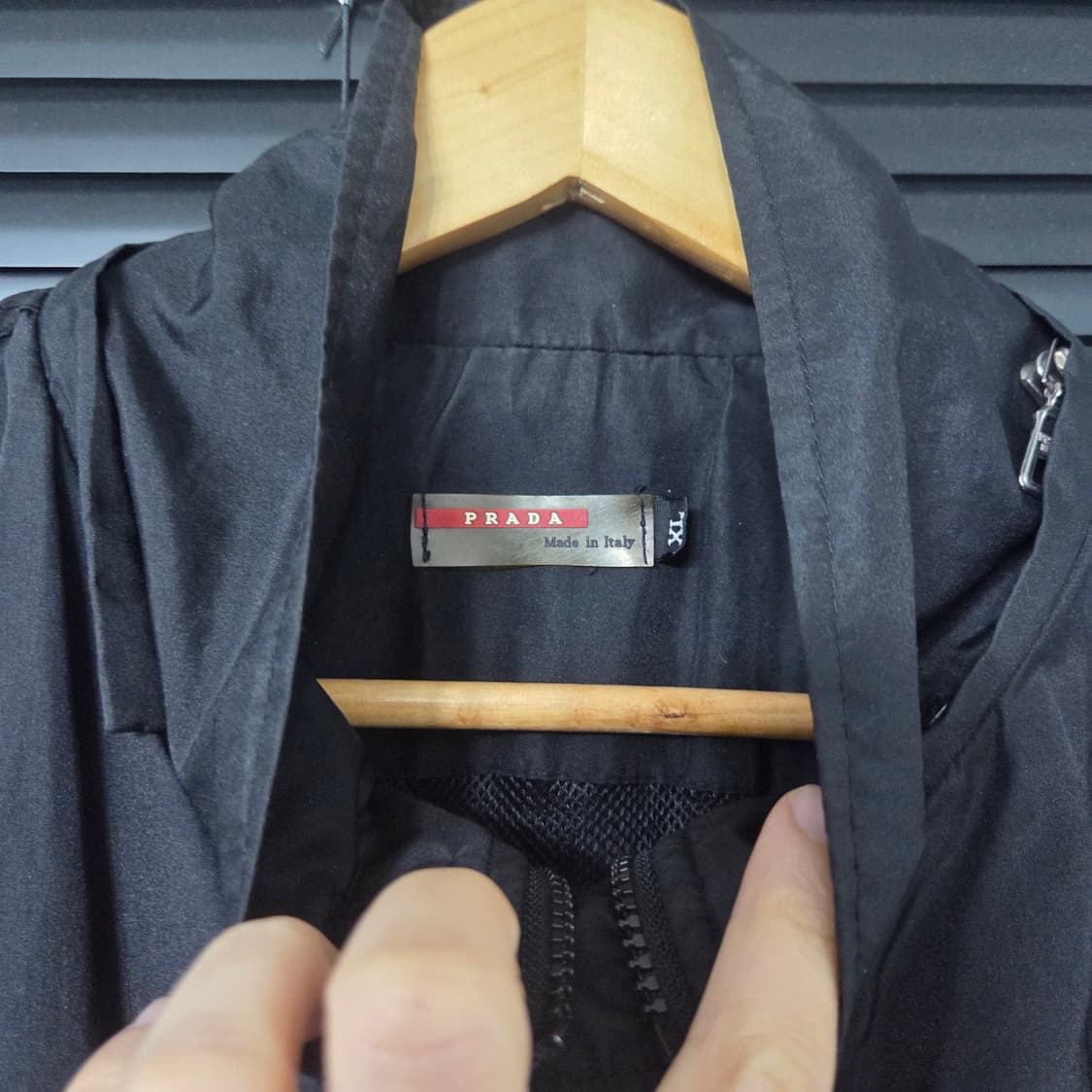 프라다 레드탭 빈티지 블랙 바람막이 XL 상품이미지3