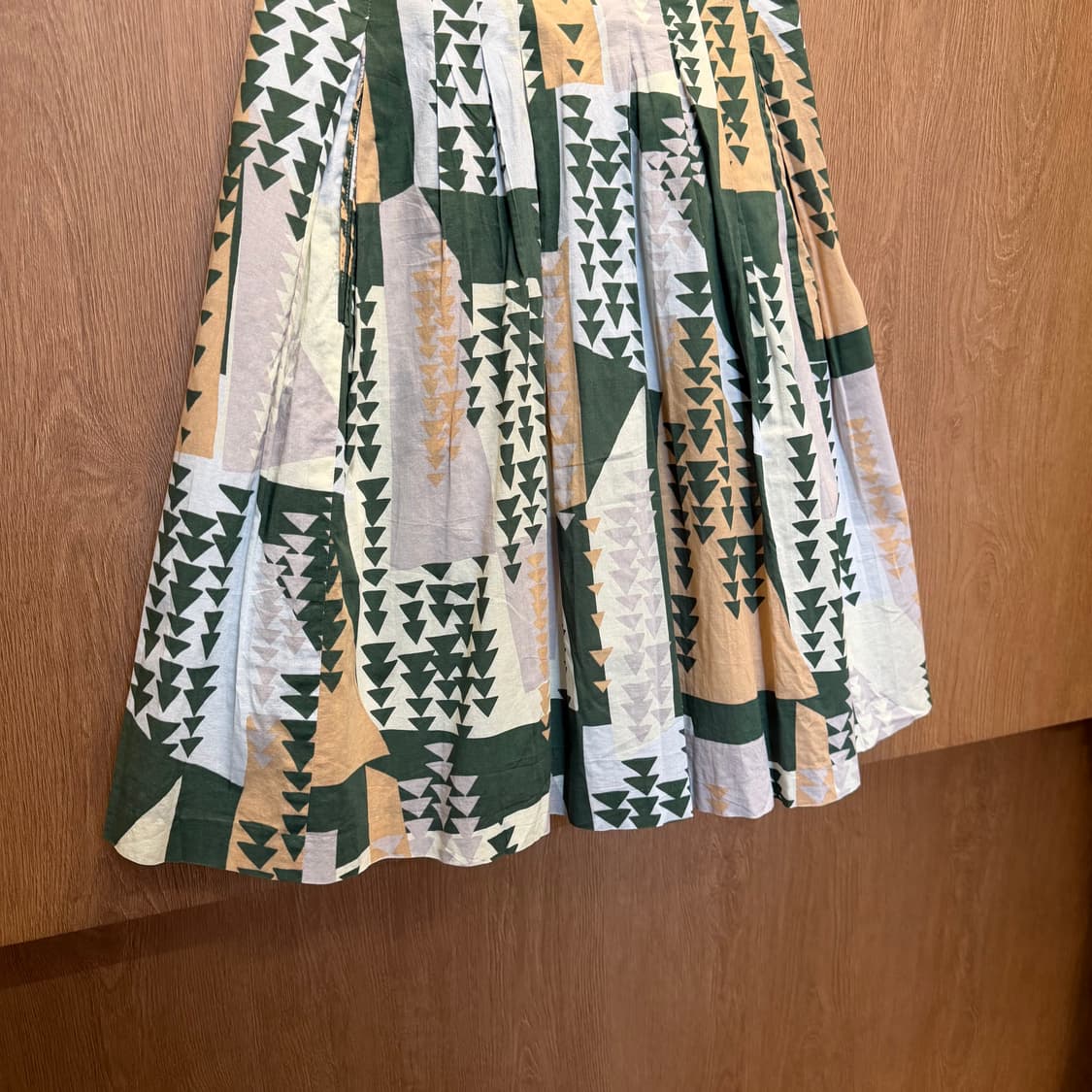 마가렛 호웰 미디 플레어 스커트 지오메트릭 패턴 핀턱 플리츠 디테일 그린 상품이미지4