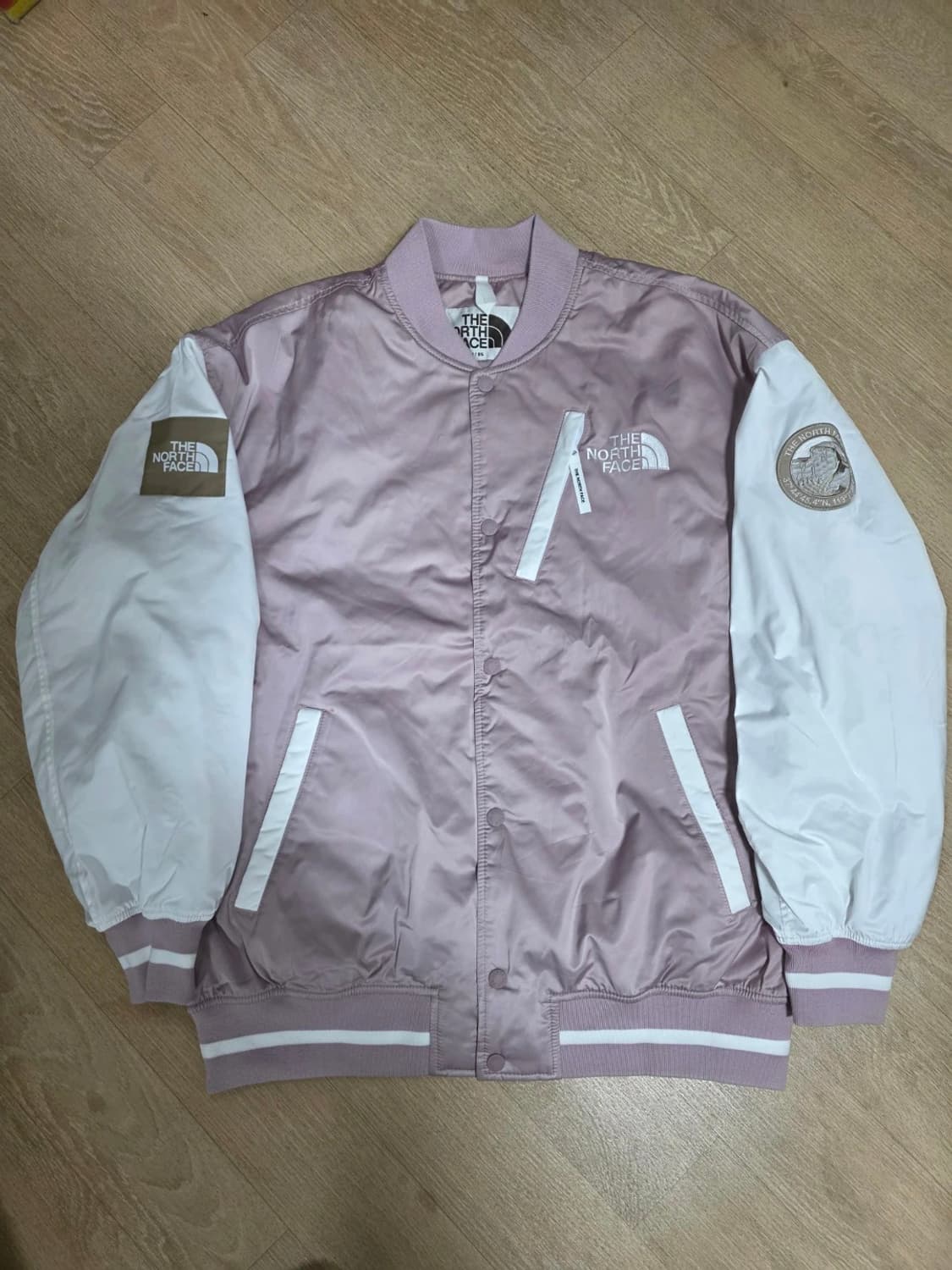 노스페이스 화이트라벨 플레이어 바시티 자켓 페일 핑크 - 24FW 상품이미지1