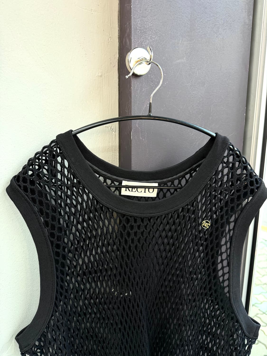 L/ 렉토 허니콤 슬리브리스 탑 블랙 상품이미지4