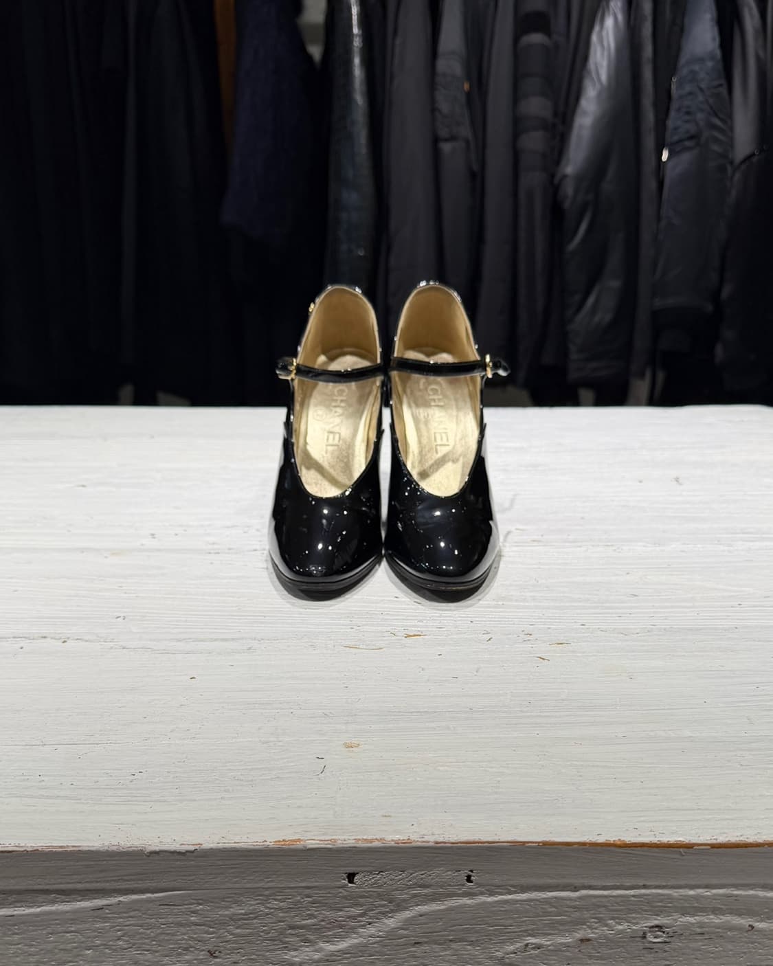 샤넬 블랙 레더 페이던트 금장 cc 로고 메리제인 펌프스 상품이미지2