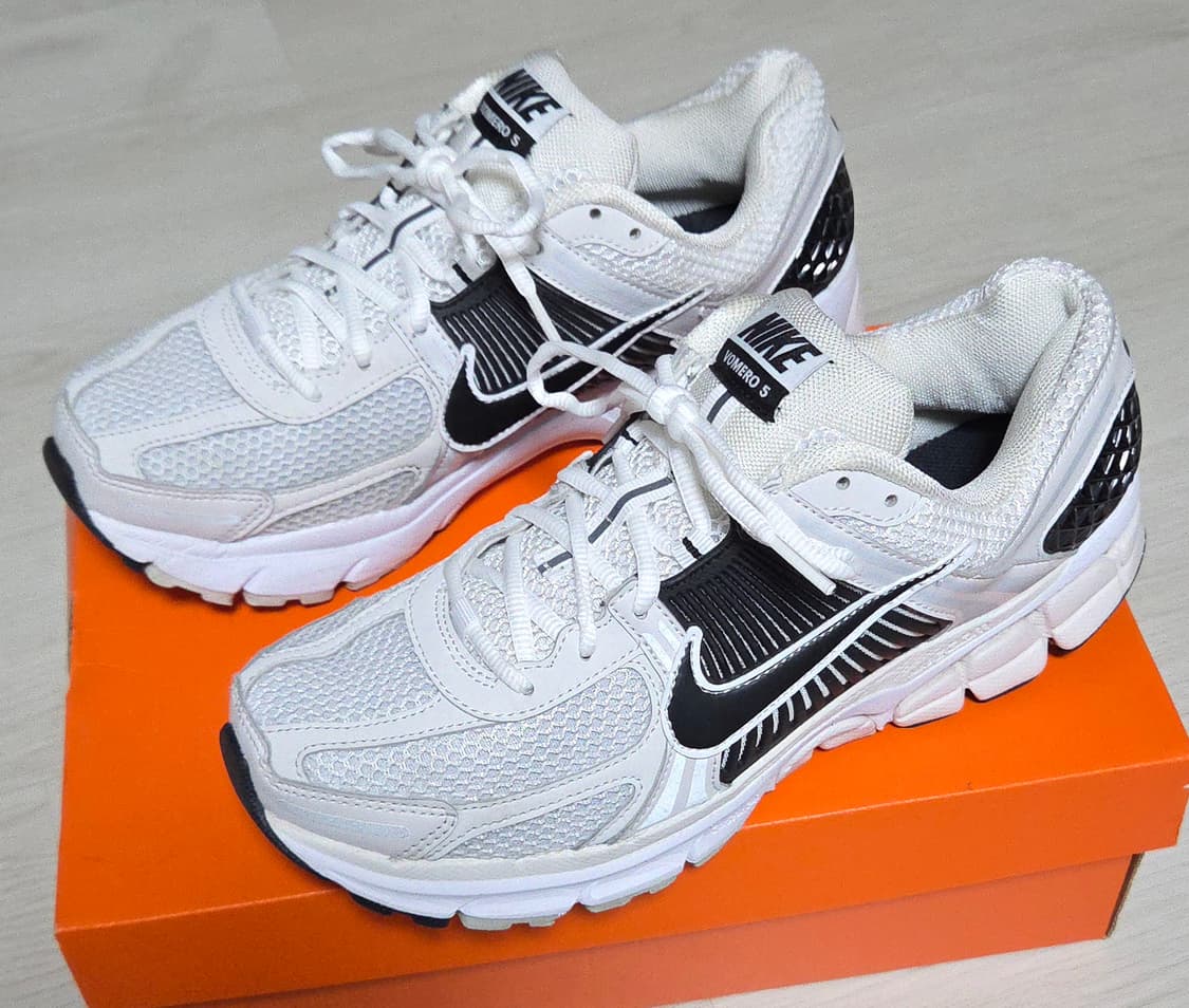 나이키 보메로 5 화이트 플레티넘 틴트 상품이미지1