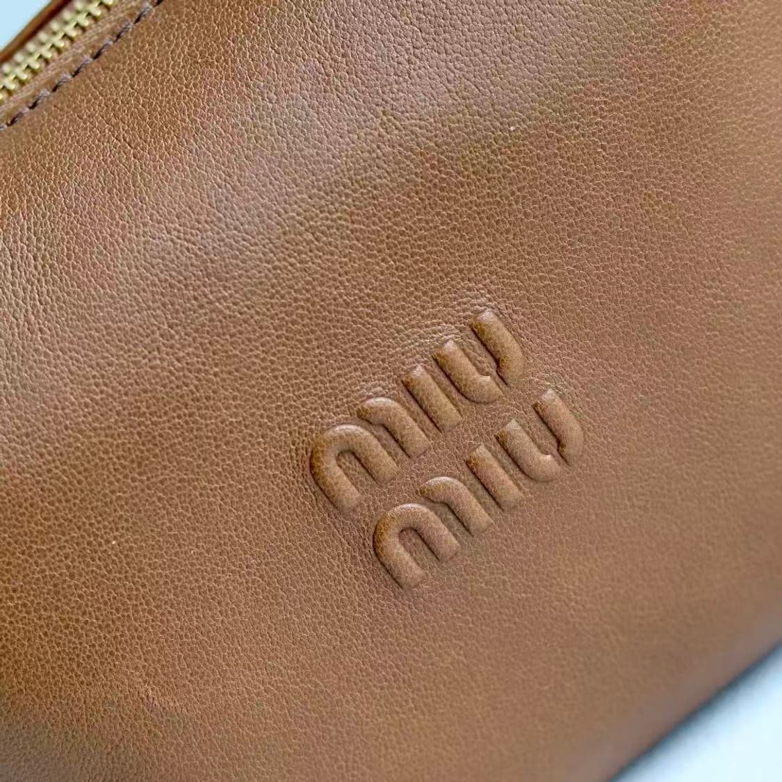 미우 미우 나파 레더 파우치 오크 상품이미지4